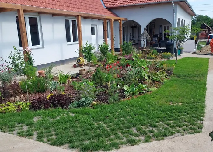 Apartament De Bloementuin / A Viragoskert *