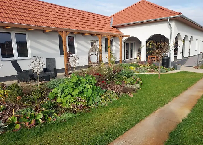 Apartament De Bloementuin / A Viragoskert *